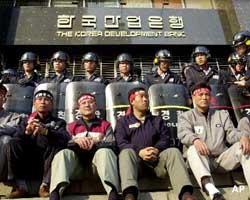 Бывший глава южнокорейской Daewoo Group сдался властям