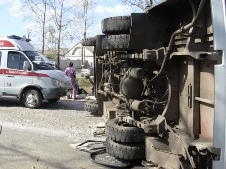 В Биробиджане автобус столкнулся с внедорожником: есть погибшие