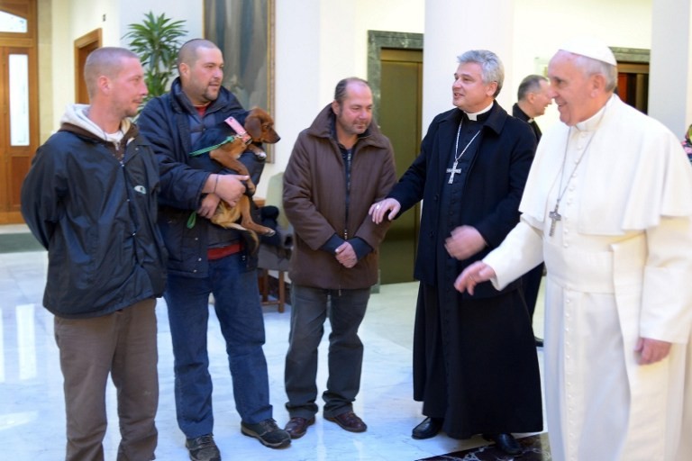 Папа Римский в день рождения позавтракал с бездомными
