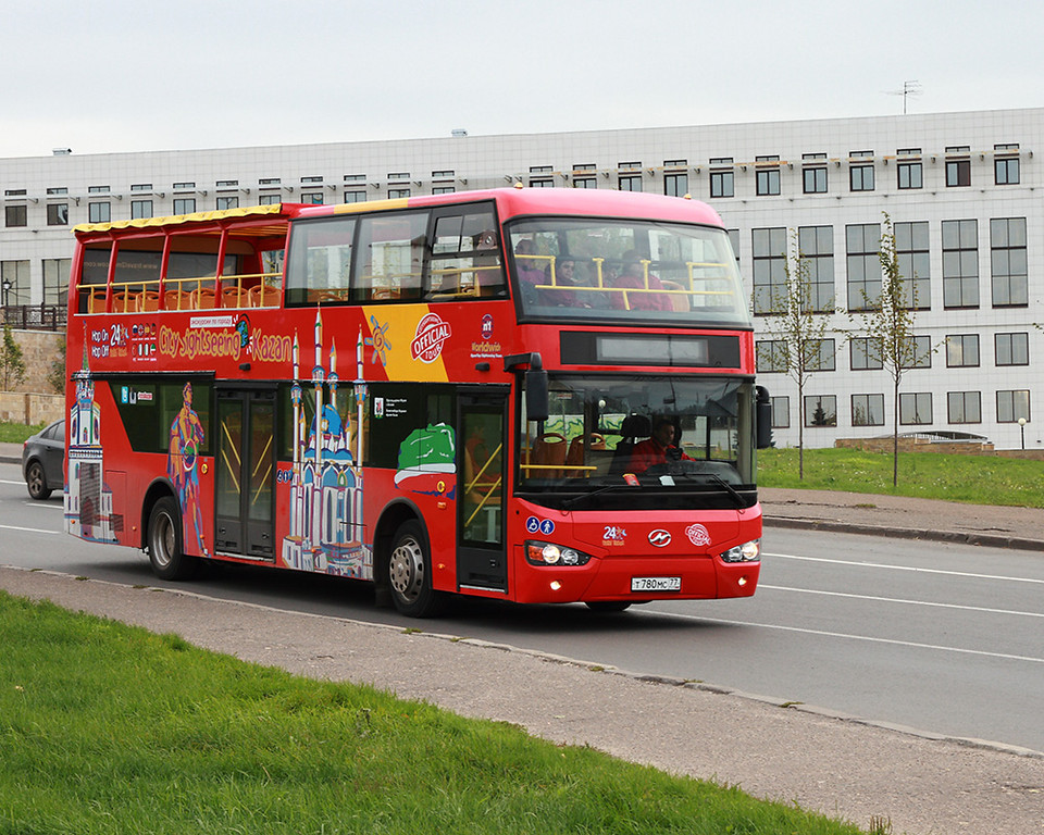 Казанский двухэтажный автобус рекламирует спортивную столицу в Москве