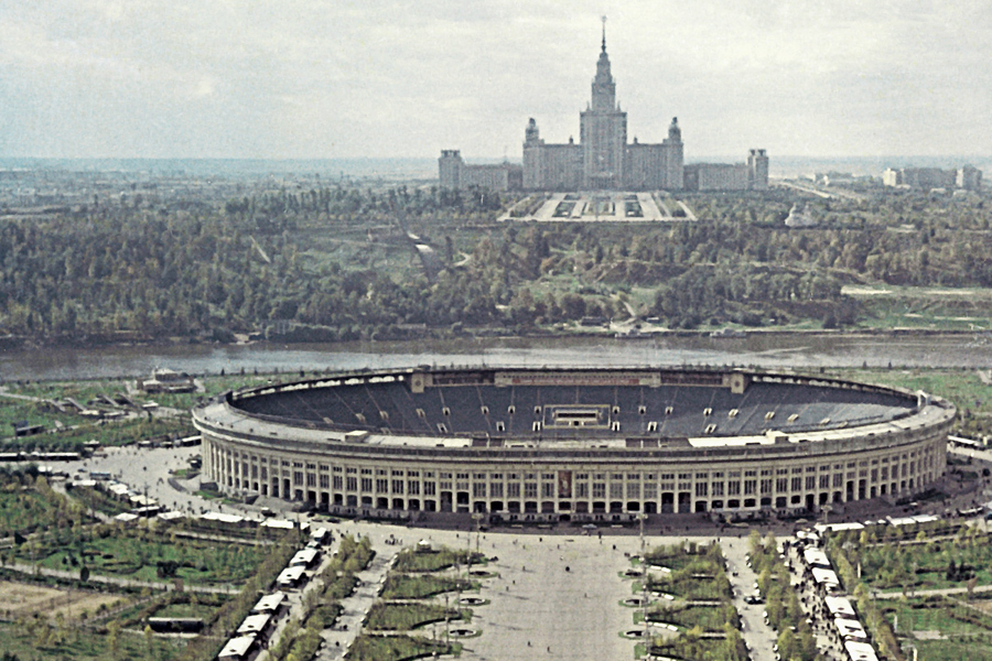 Открытие стадиона &laquo;Лужники&raquo; состоялось 31 июля 1956 года. Это был открытый стадион на 100 тыс. мест.&nbsp;Первый на стадионе матч сборная РСФСР провела со сборной КНР.