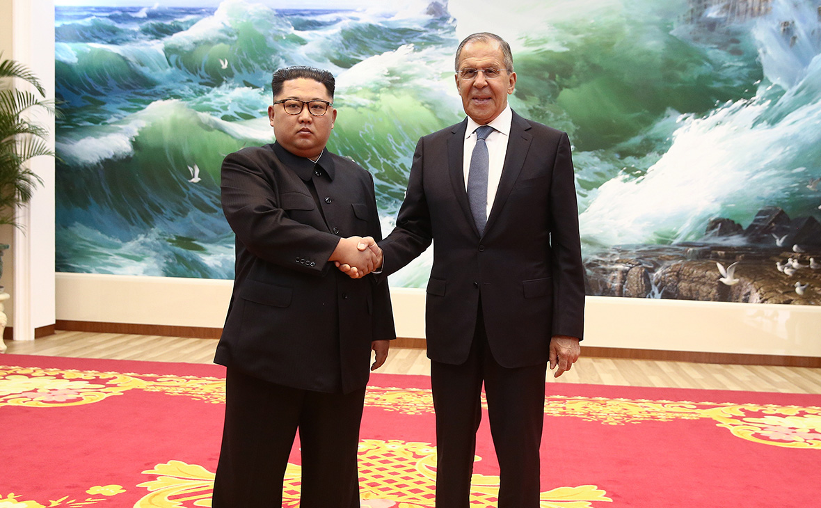 Ким Чен Ын и Сергей Лавров (слева направо)