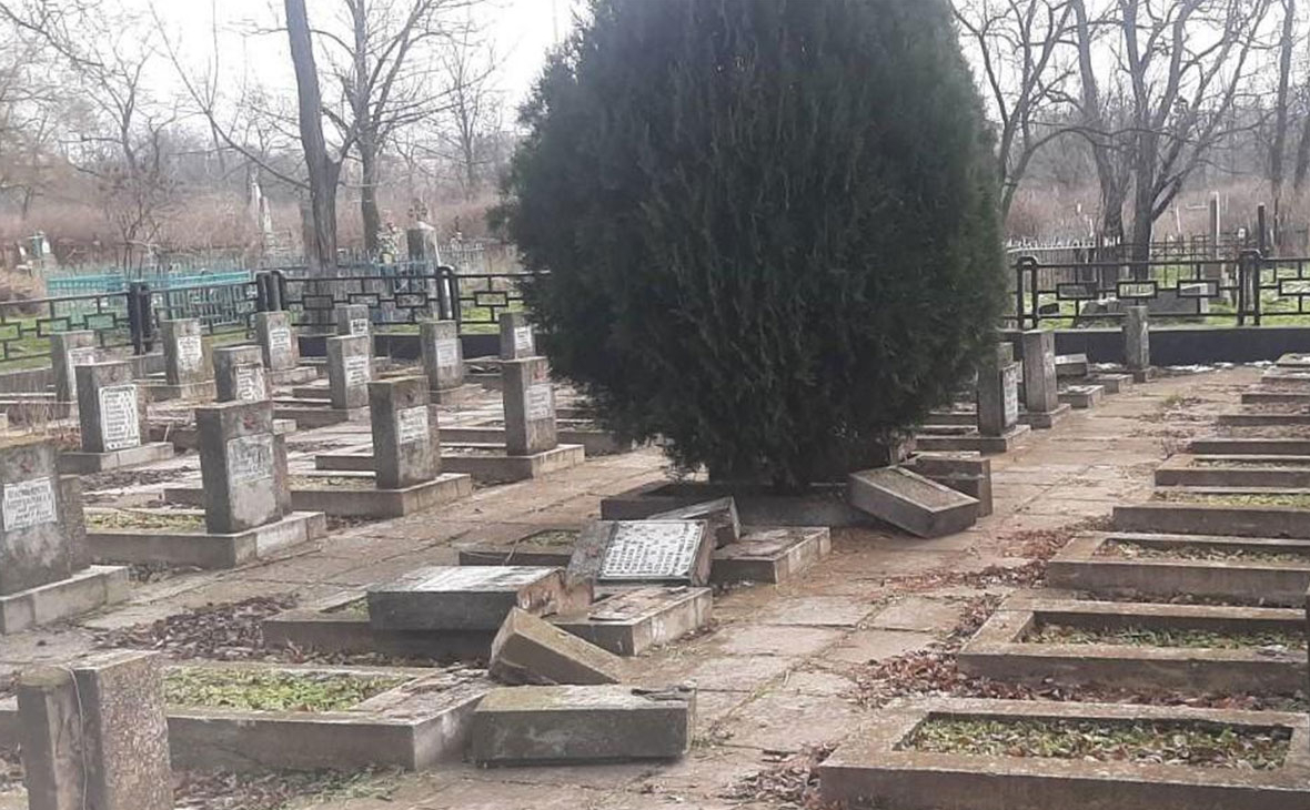 СК завел дело о надругательстве над братской могилой в украинском Херсоне