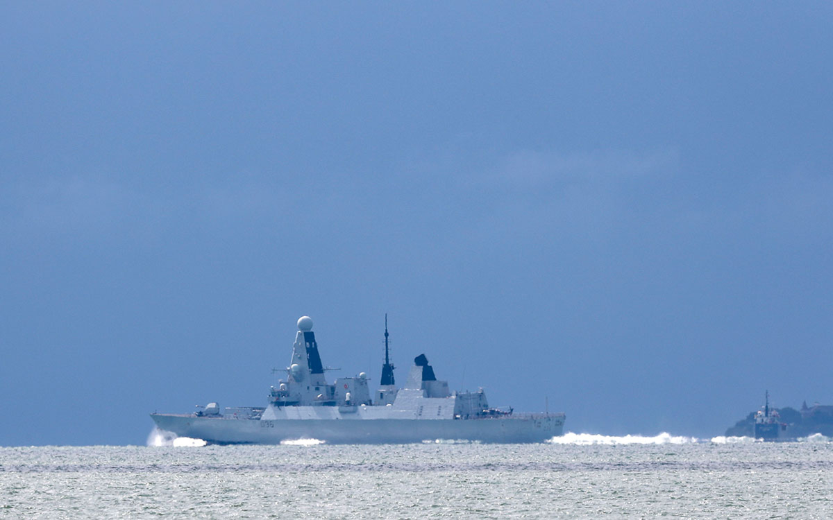 Британское Минобороны опровергло стрельбу в сторону эсминца Defender