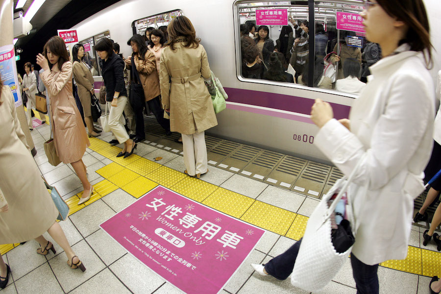 Женский вагон в Токийском метро
