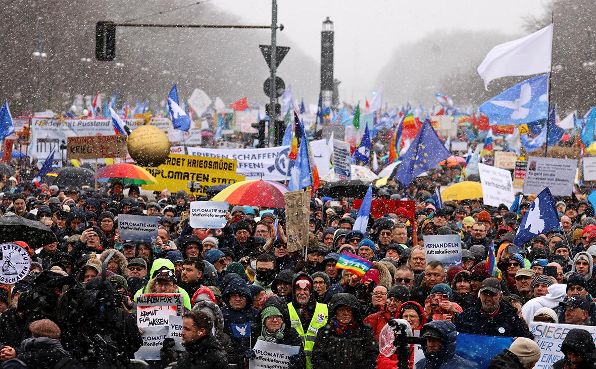 Акция протеста против поставки оружия в Украину в Берлине