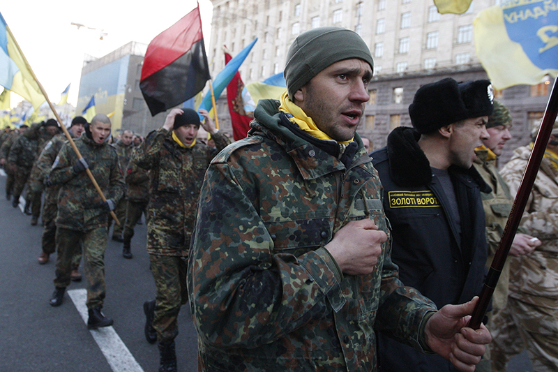 Представители самообороны Майдана во время марша в День достоинства и свободы.&nbsp;