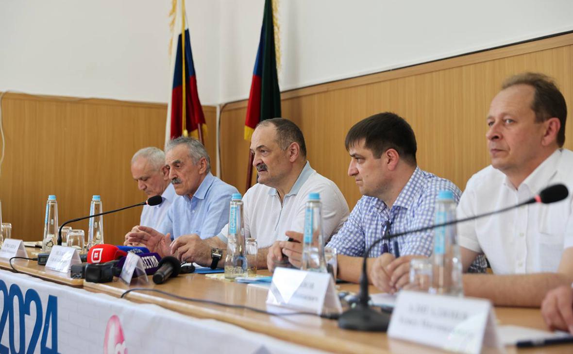Сергей Меликов (в центре)