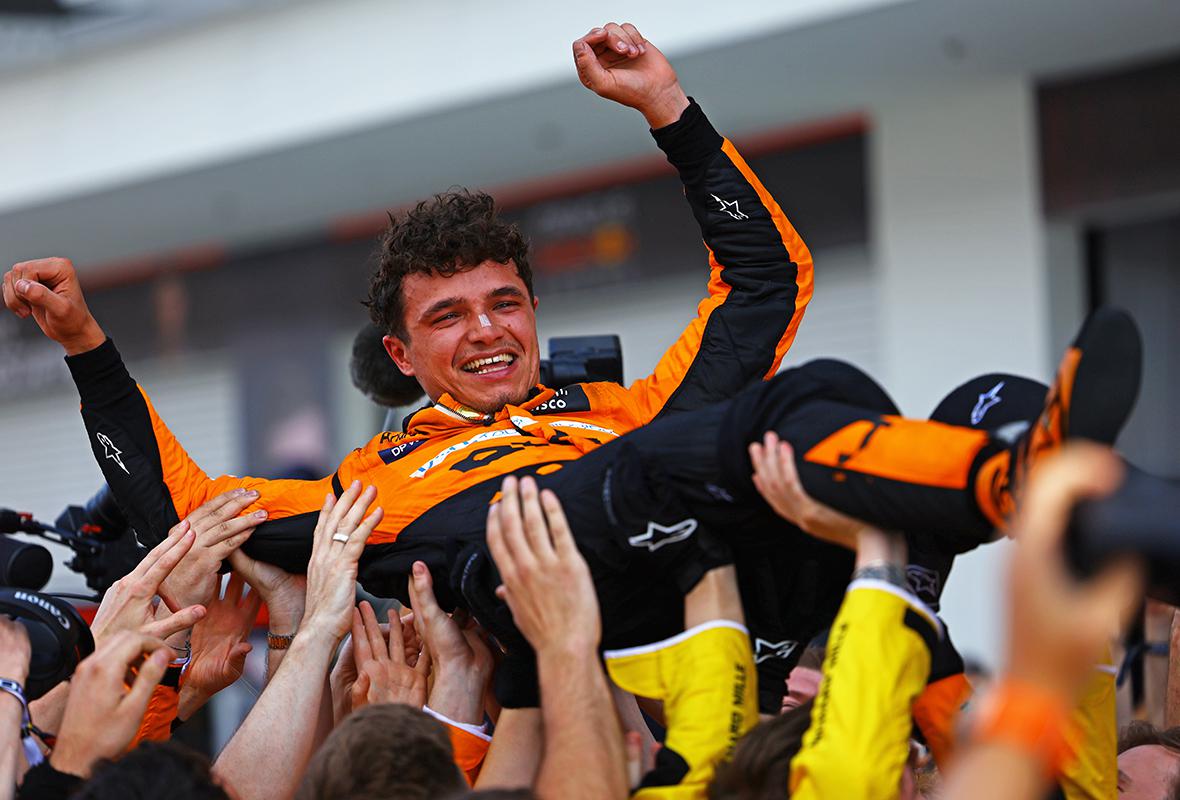 Ландо Норрис из Великобритании и команда McLaren празднуют победу&nbsp;после Гран-при Формулы-1 в Майами, 5 мая 2024 года&nbsp;