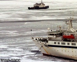 Во льдах Охотского моря терпят бедствие 600 моряков