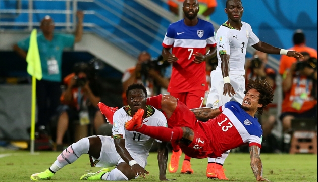 Американец Джермейн Джонс бросает вызов Даниэлю Опаре из сборной Ганны во время матча в Группе G Гана - США. 