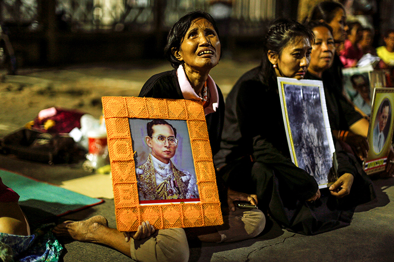 Таиланд в слезах: как страна отреагировала на смерть короля