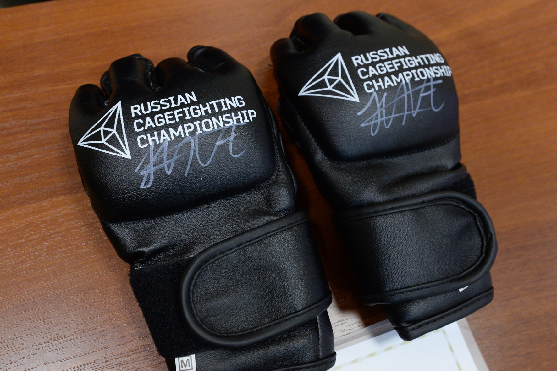 Один из лотов &mdash; ​перчатки с подписью боксера Хабиба Нурмагомедова.