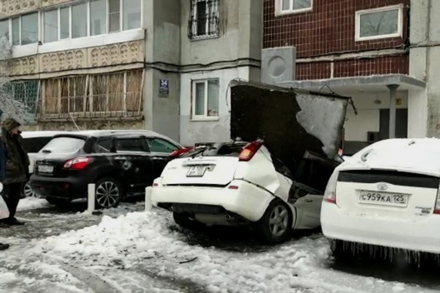 Из-за непогоды бетонная плита упала с крыши девятиэтажного дома во Владивостоке на автомобиль, который в этот момент чистил владелец. Прокуратура уже организовала проверку
