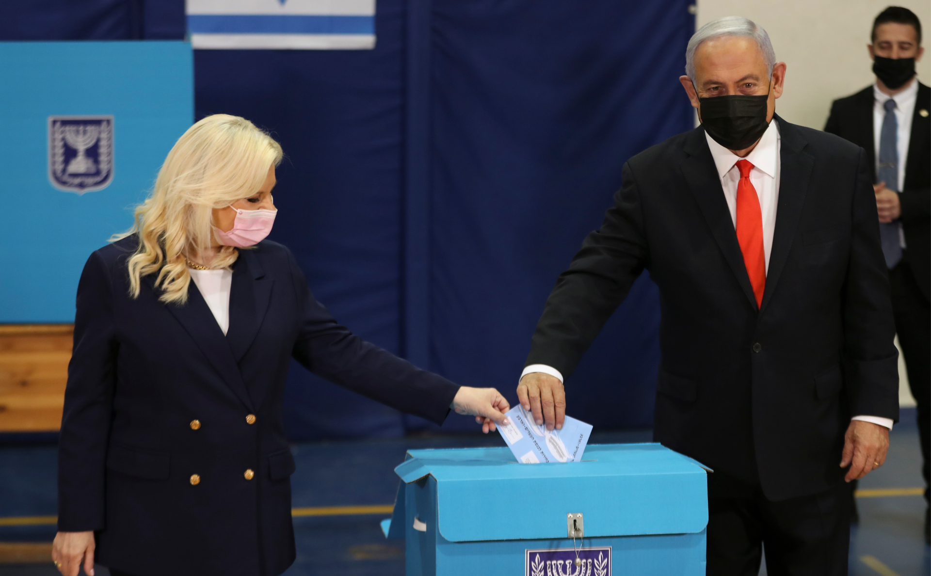 Биньямин Нетаньяху и его жена Сара на избирательном участке в Иерусалиме