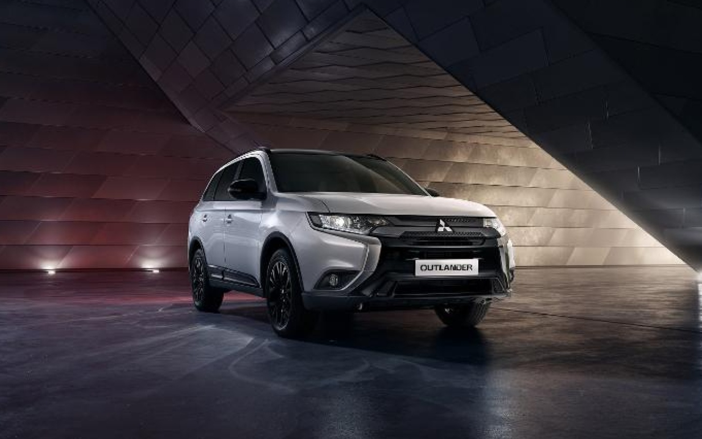 Mitsubishi Outlander снова получил «черную» спецверсию в России