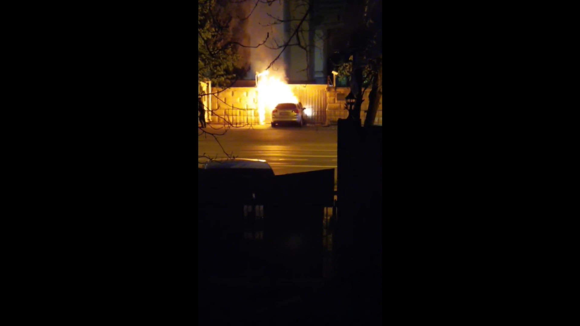 Машина врезалась в ворота посольства России в Румынии и загорелась