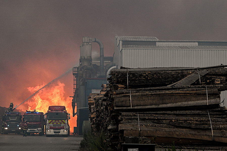 Пожар охватил деревообрабатывающий завод в городе&nbsp;Албергария-а-Велья.
