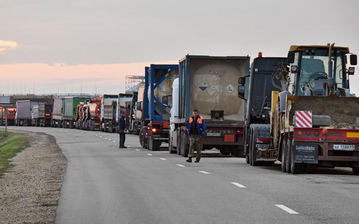В Кубани ограничат движение грузовиков к переправе до Керчи