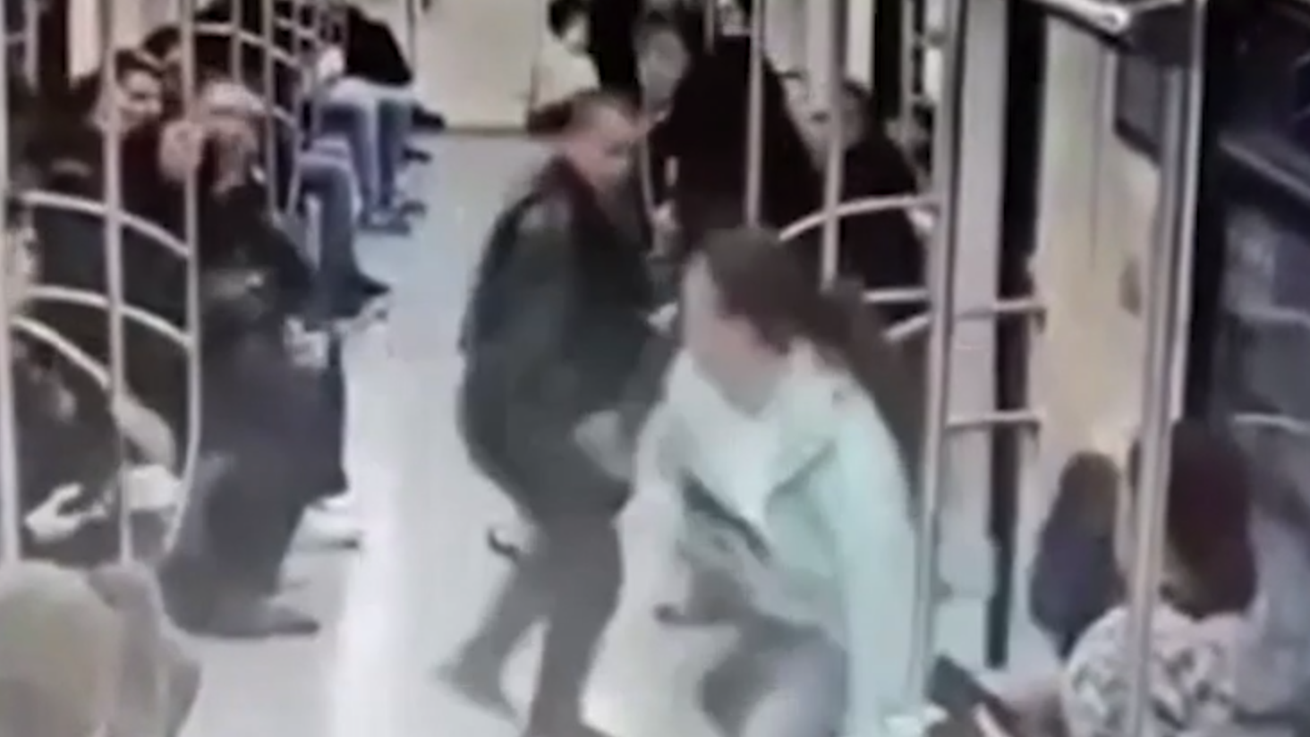 Женщина напала с ножом на попутчицу в метро Москвы за громкий разговор