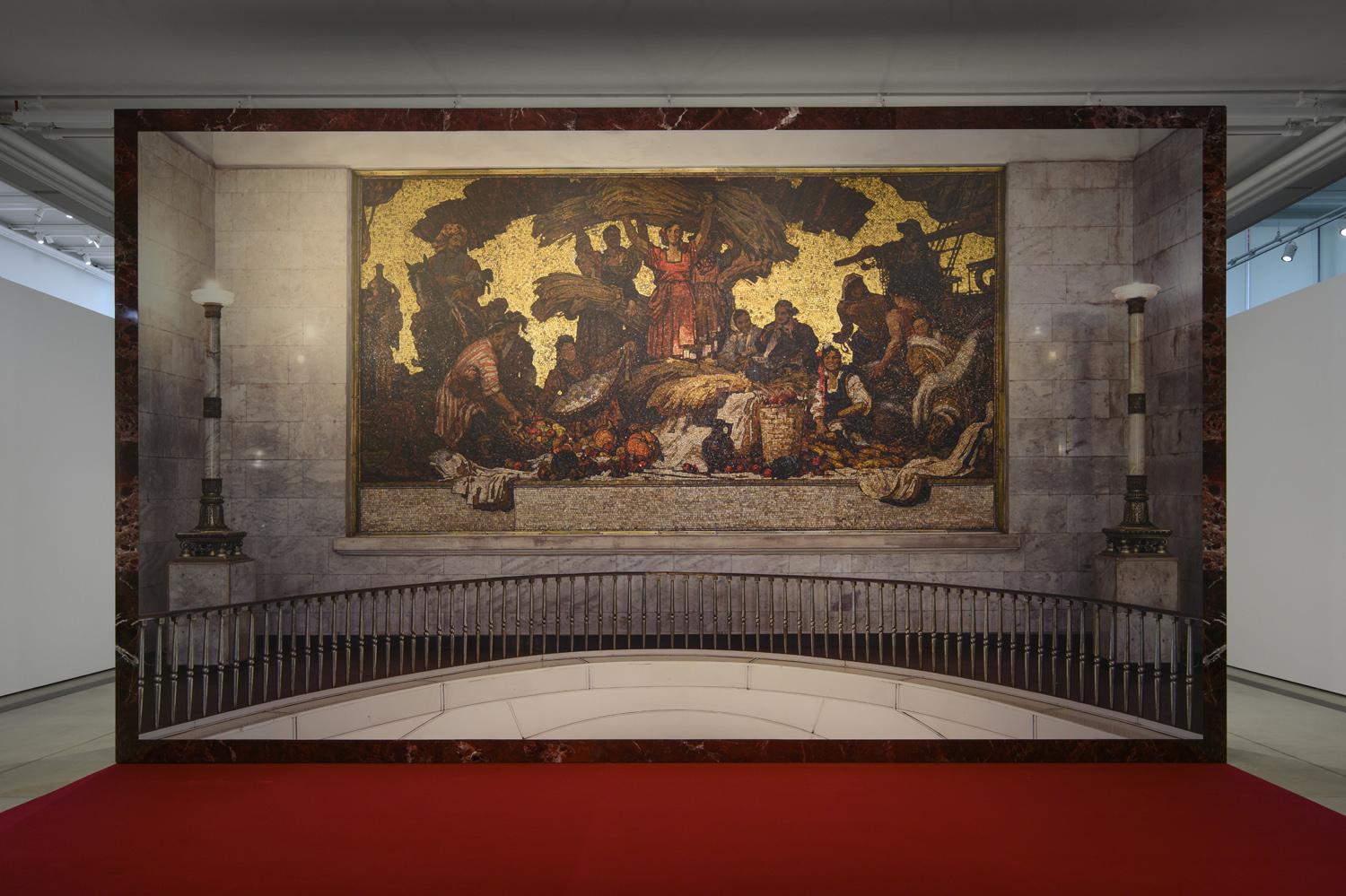 Андрей Мыльников, Александр Королев, Виктор Снопов. &laquo;Изобилие&raquo;, 1955. Мозаика в верхнем вестибюле станции Петербургского метрополитена &laquo;Владимирская&raquo;