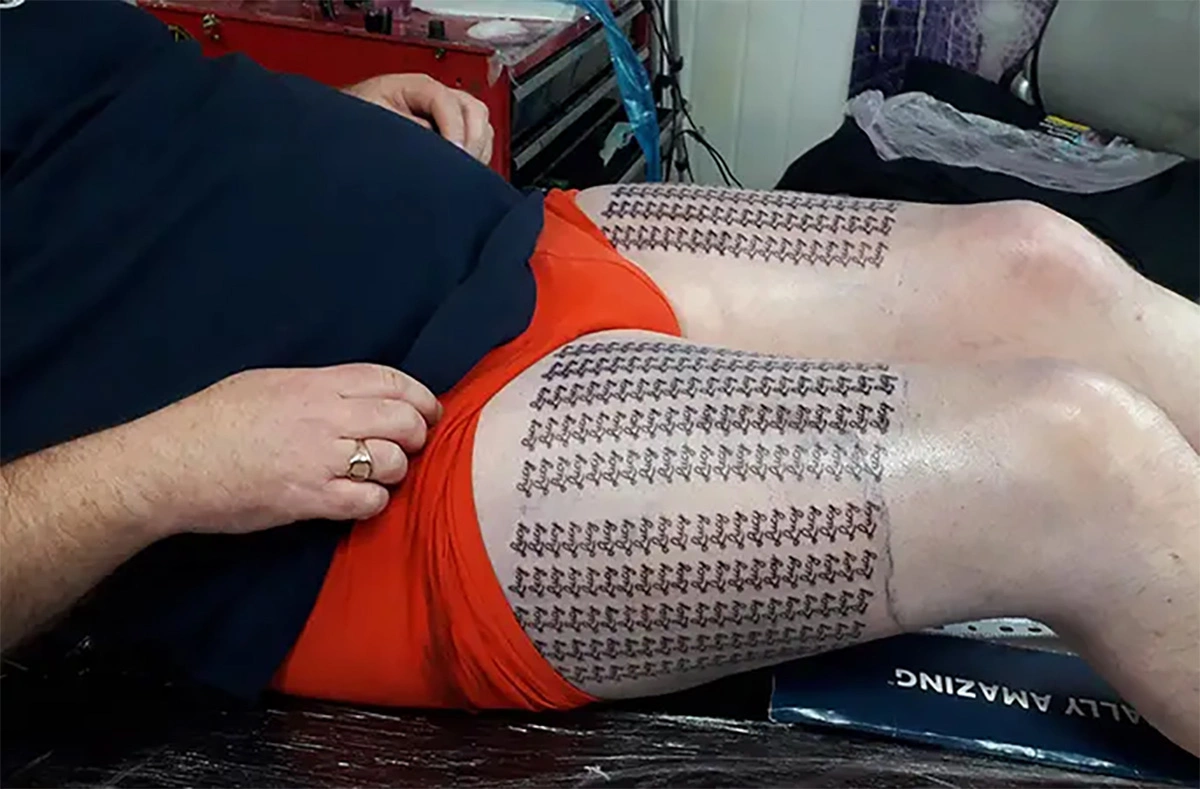 <p>Мужчина сделал 400 татуировок с именем дочери на своих ногах. Еще 267 надписей вытатуированы на его спине</p>