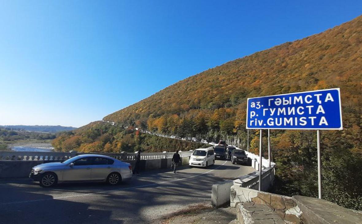 Заблокированная&nbsp;трасса&nbsp;у моста через реку Гумиста, Сухум, Абхазия, 12 ноября 2024 года