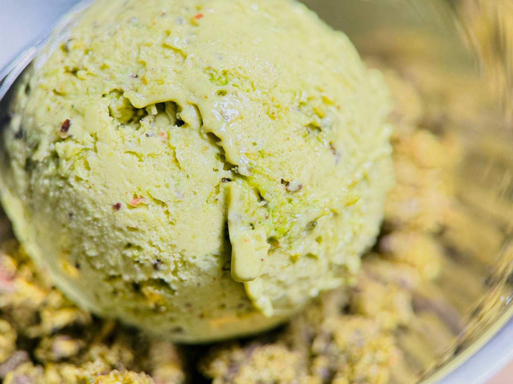 Десерт «Изумрудная пустыня» (Emerald desert dessert) по мотивам дубайского шоколада, «Чайная высота»