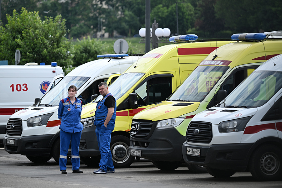 Врачи у здания Киевского вокзала в Москве. Медики ожидают получивших ранения в результате крушения, в Москву доставляют в том числе трех детей. Всего госпитализированы 47 человек.