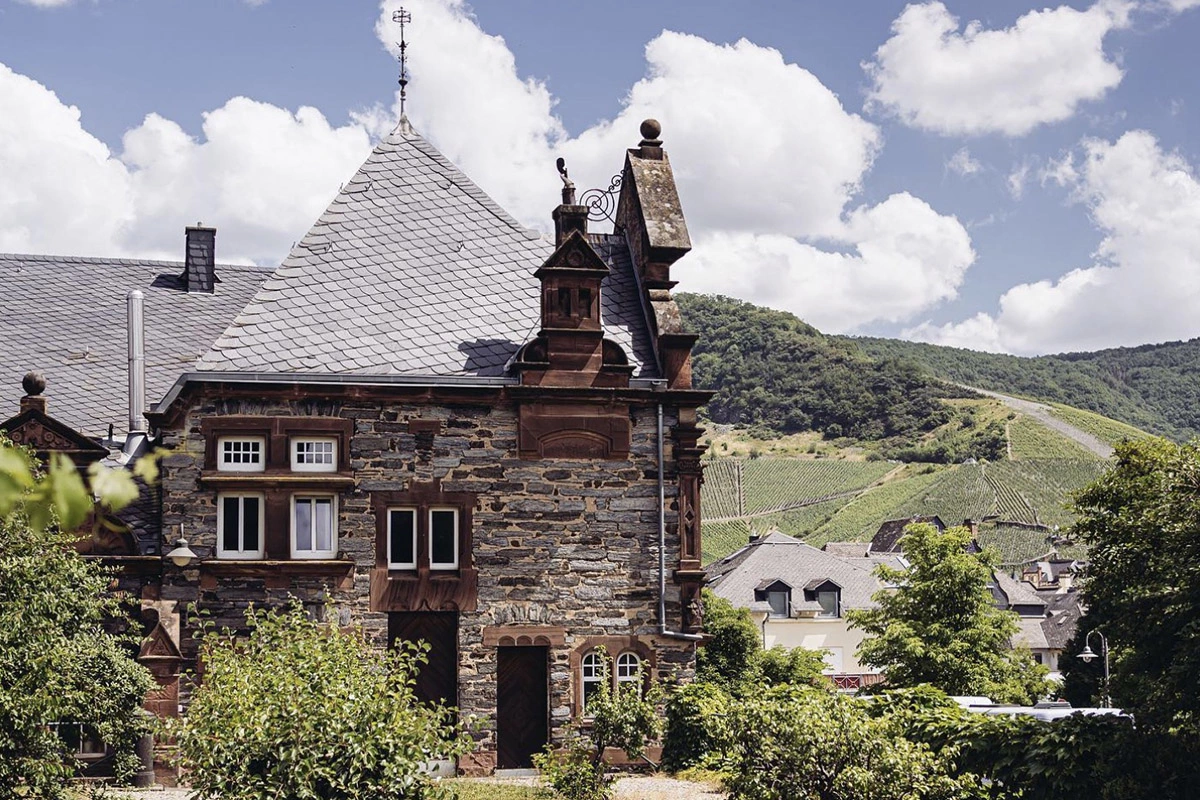 Поместье Wegeler было основано в 1882 году и на протяжении своей истории связано с производством рислингов в Рейнгау и Мозеле
