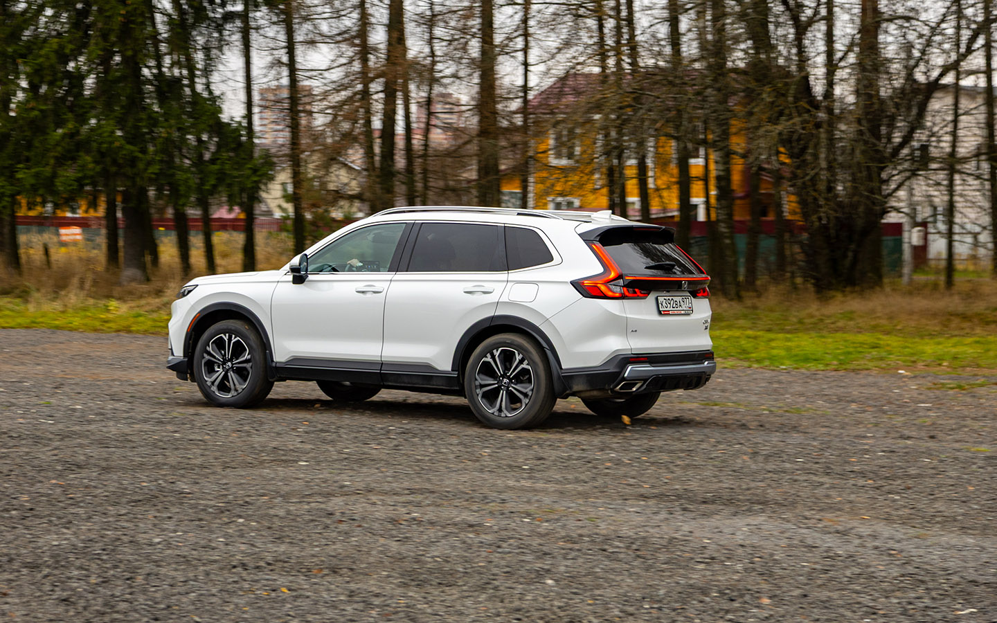 Серьезные внедорожные вылазки не для Honda CR-V. С диагональным вывешиванием машина справится, но сильно&nbsp;волнистый рельеф не для нее: передний свес большой, а клиренс относительно маленький, лишь 208 мм