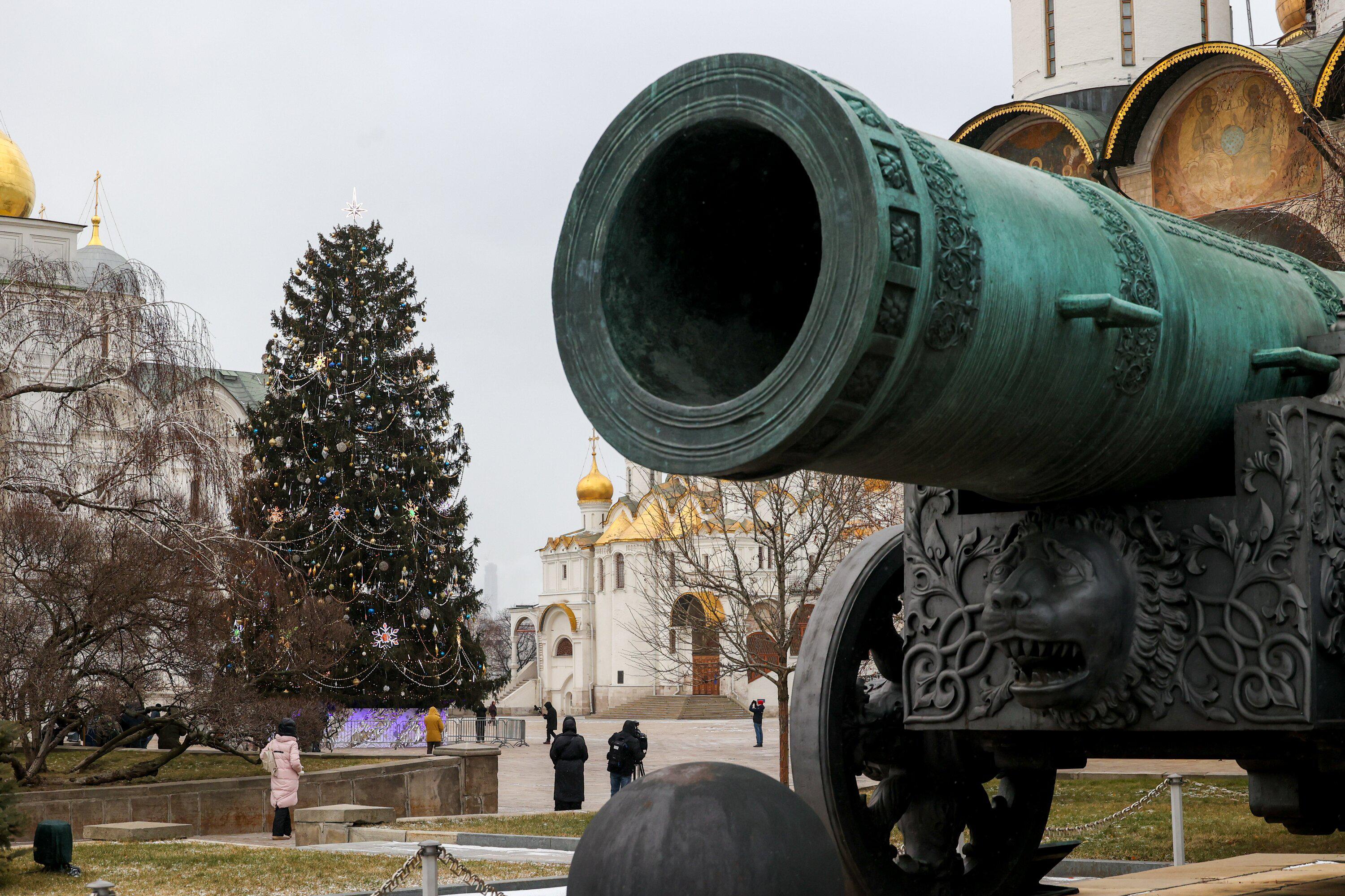 Украшение главной новогодней ели России на Соборной площади Московского Кремля