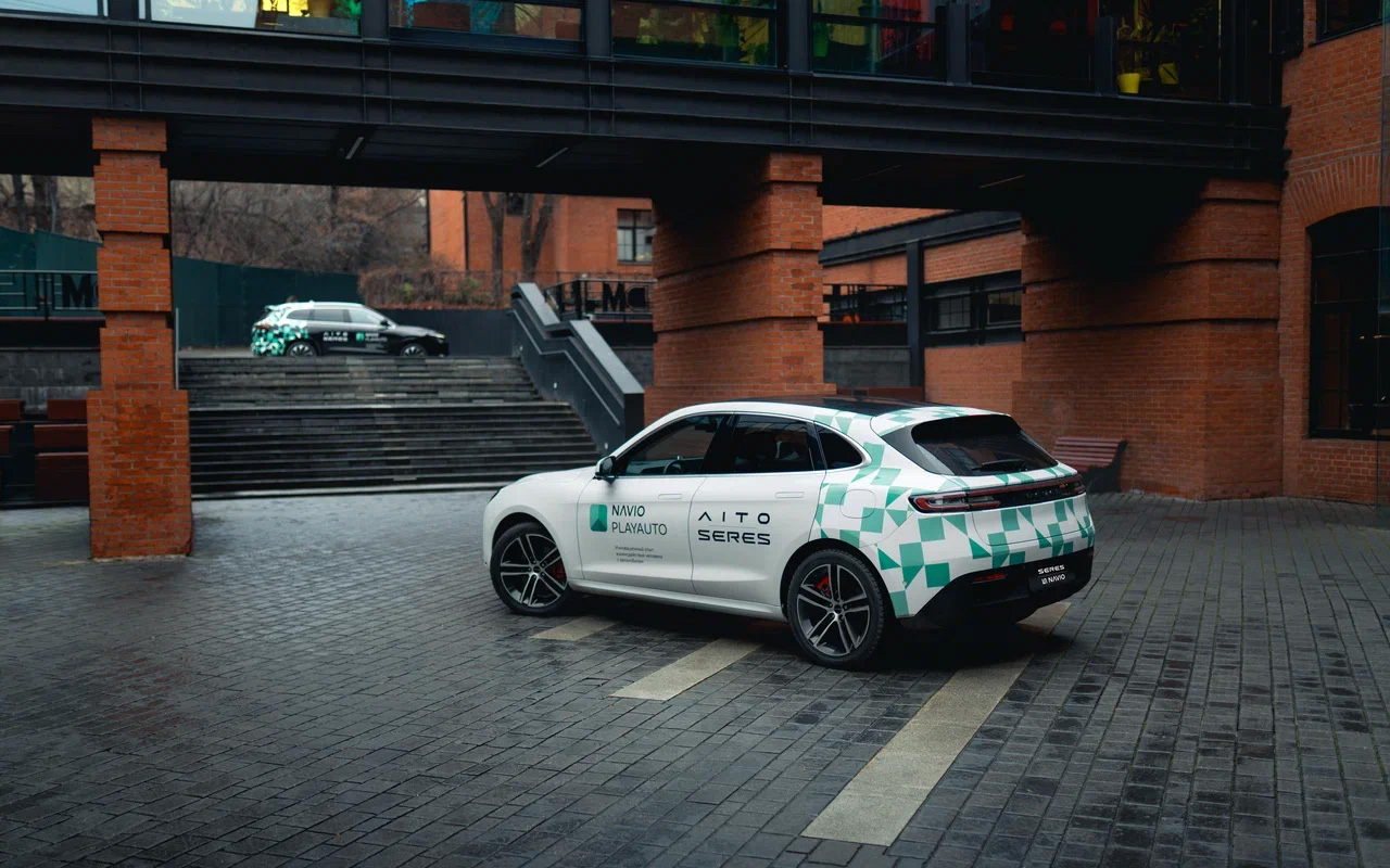 SERES M5 (на первом плане)