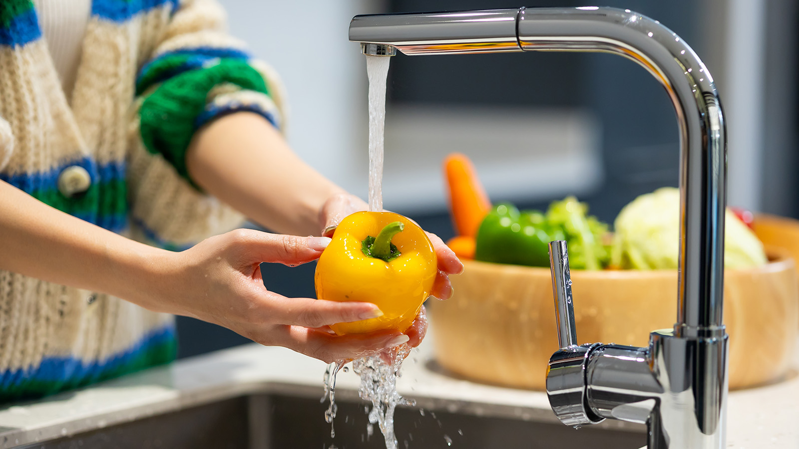 Перед употреблением овощей или продуктов их следует мыть и готовить