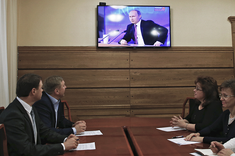 Мэр Калининграда Александр Ярошук (второй слева) смотрит&nbsp;трансляцию&nbsp;пресс-конференции Владимира Путина.