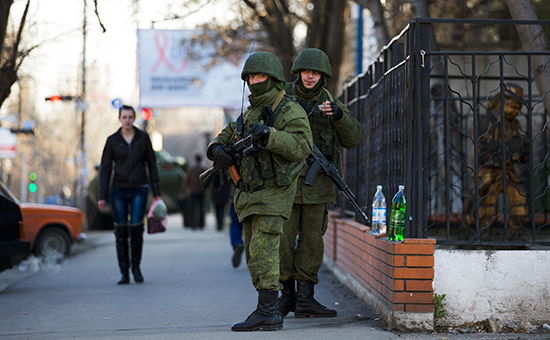 Военные на улицах Симферополя, март 2014 года