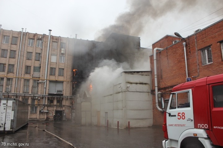 Более сотни пожарных тушат пылающий бизнес-центр в Петербурге. Фото