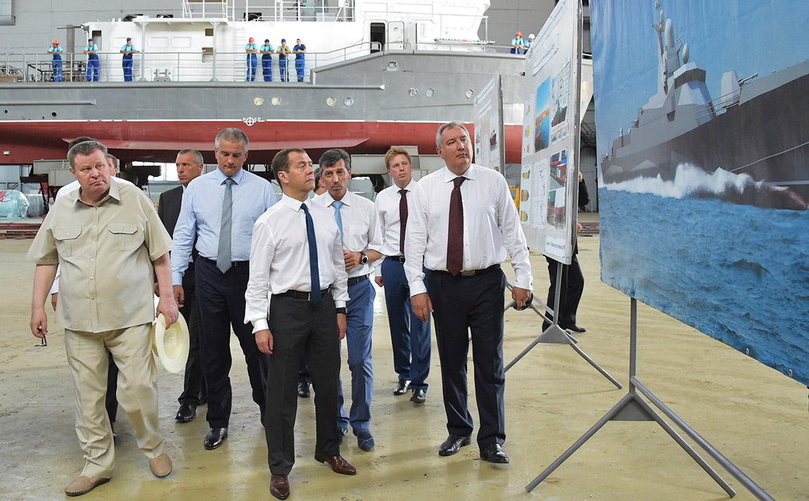 Дмитрий Медведев во время посещения судостроительного завода &laquo;Море&raquo; в Крыму