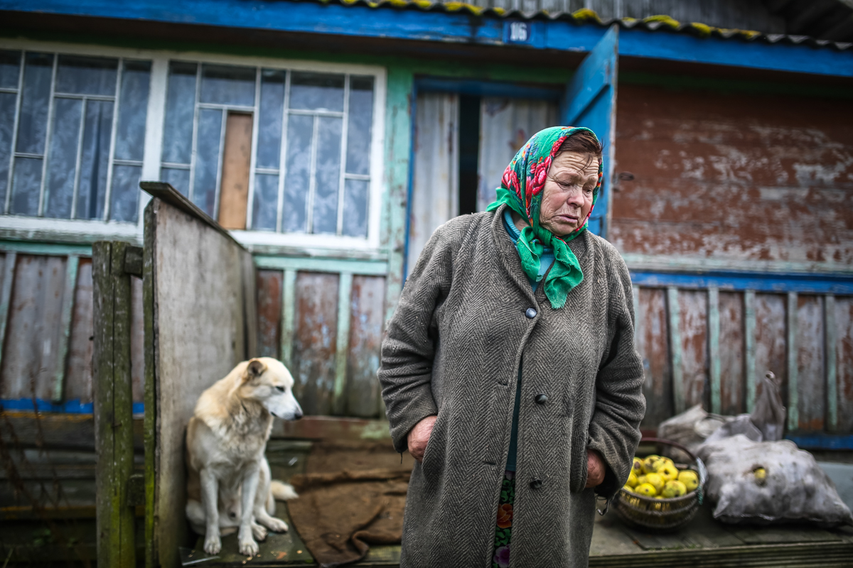 Женщина на пороге своего дома в деревне Шелодоновка в нескольких километрах от границы с Российской Федерацией. Могилевская область