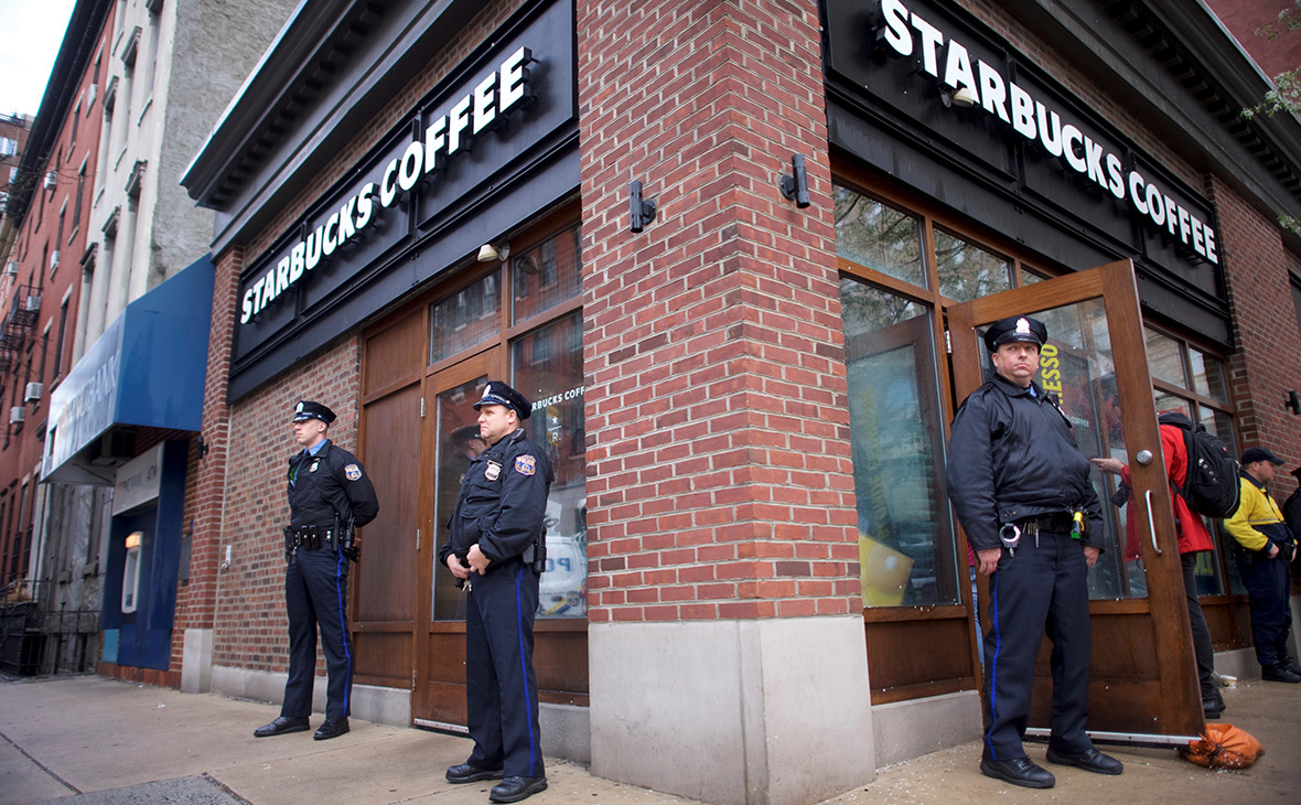 Starbucks на день прекратит работу в США из-за ареста двух чернокожих — РБК