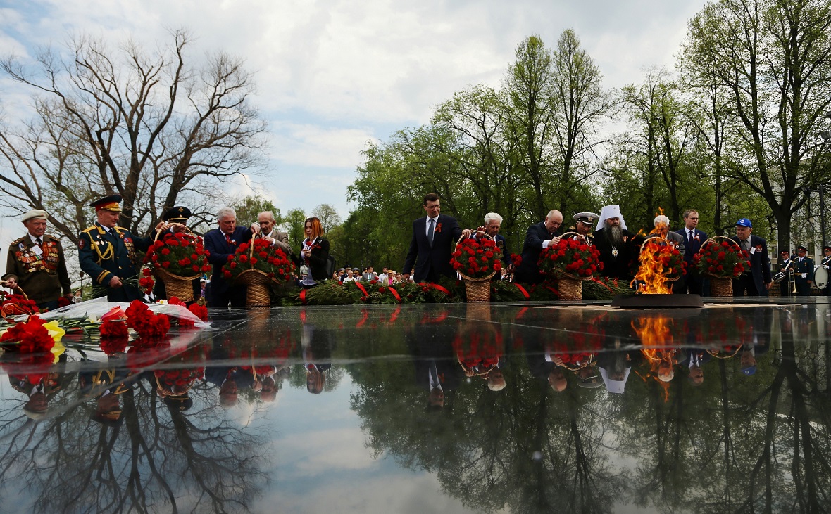 Глеб Никитин (в центре) на церемонии возложения цветов к Вечному огню