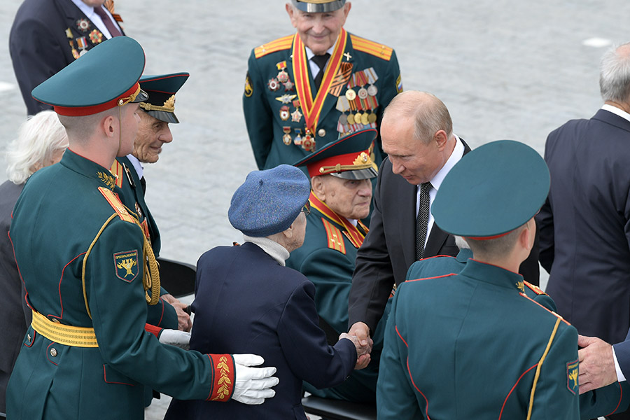 Владимир Путин приветствует ветеранов Великой Отечественной войны