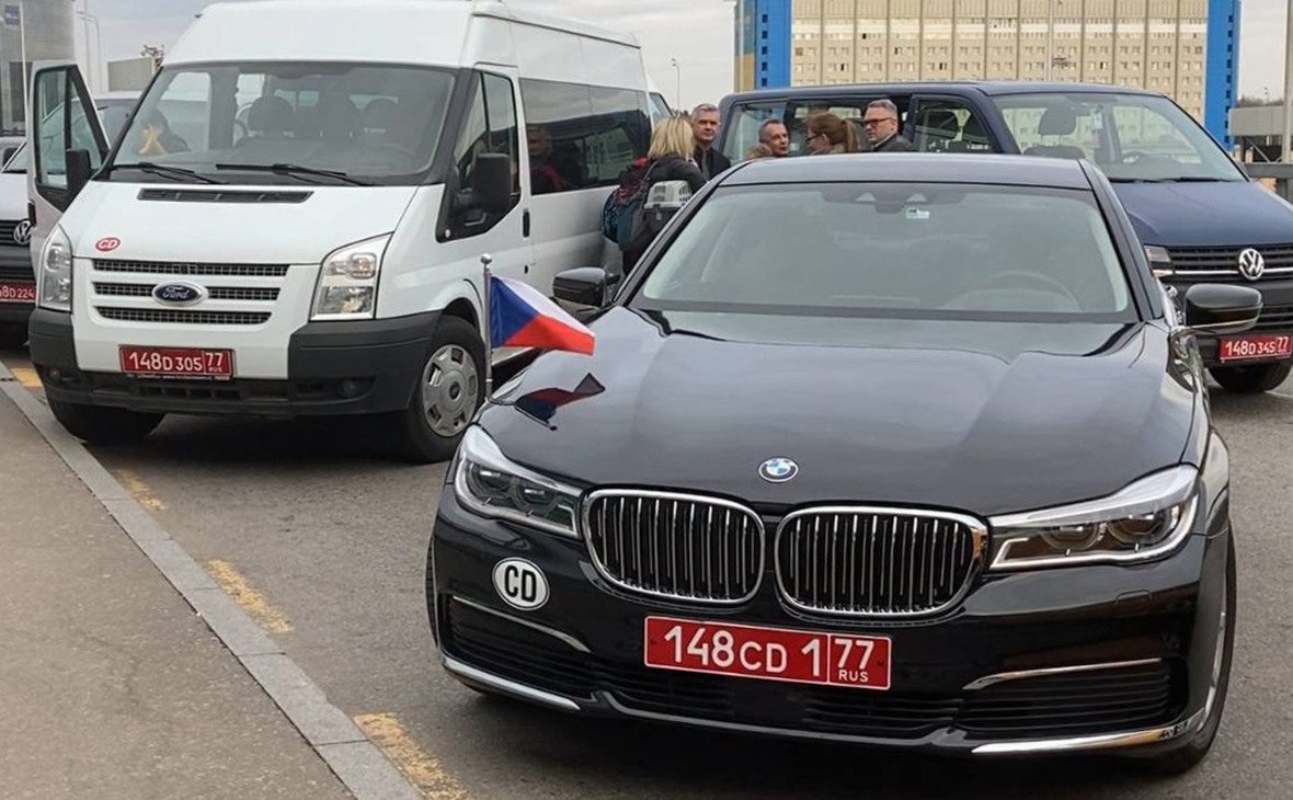 Автомобили с дипломатическими номерами, доставившие сотрудников посольства Чехии в РФ с семьями в аэропорт Шереметьево