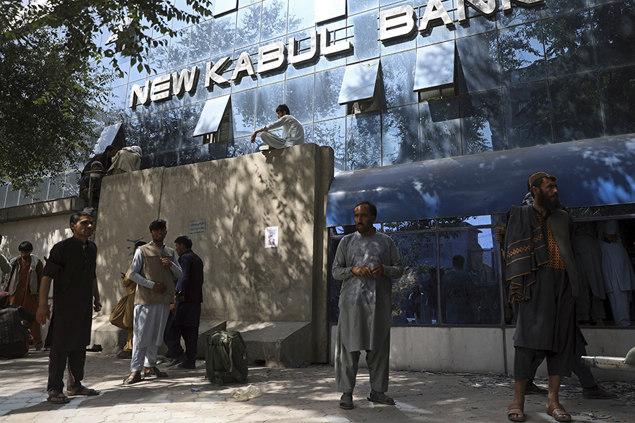 Афганцы часами ждут своей очереди, чтобы снять деньги, перед банком Kabul в Кабуле