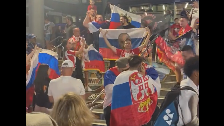 Болельщики принесли на матч Рублева флаг России с портретом Путина