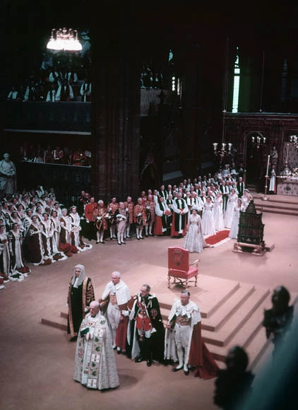 <p>Коронационное кресло (справа) и трон (в центре) на коронации Елизаветы II в 1953 году</p>