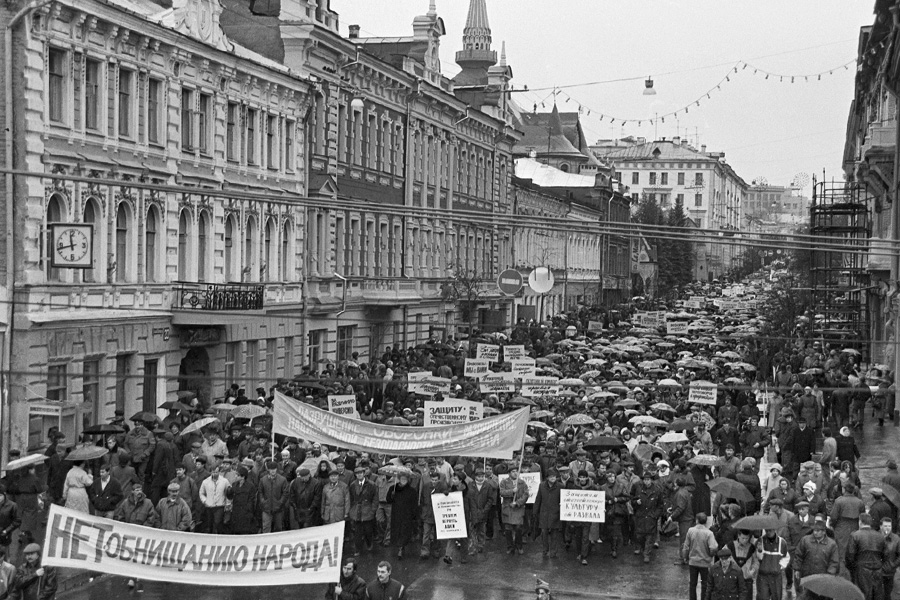 27 октября в 23 регионах страны прошла организованная по решению Федерации Независимых Профсоюзов России (ФНПР) общероссийская акция протеста. Митингующие требовали от государства выплаты задолженности по заработной плате и недопущения массовой безработицы. Также выдвигались политические требования&nbsp;&mdash; отставка правительства и досрочные выборы президента. В тот день на улицы вышли более 8 млн человек.