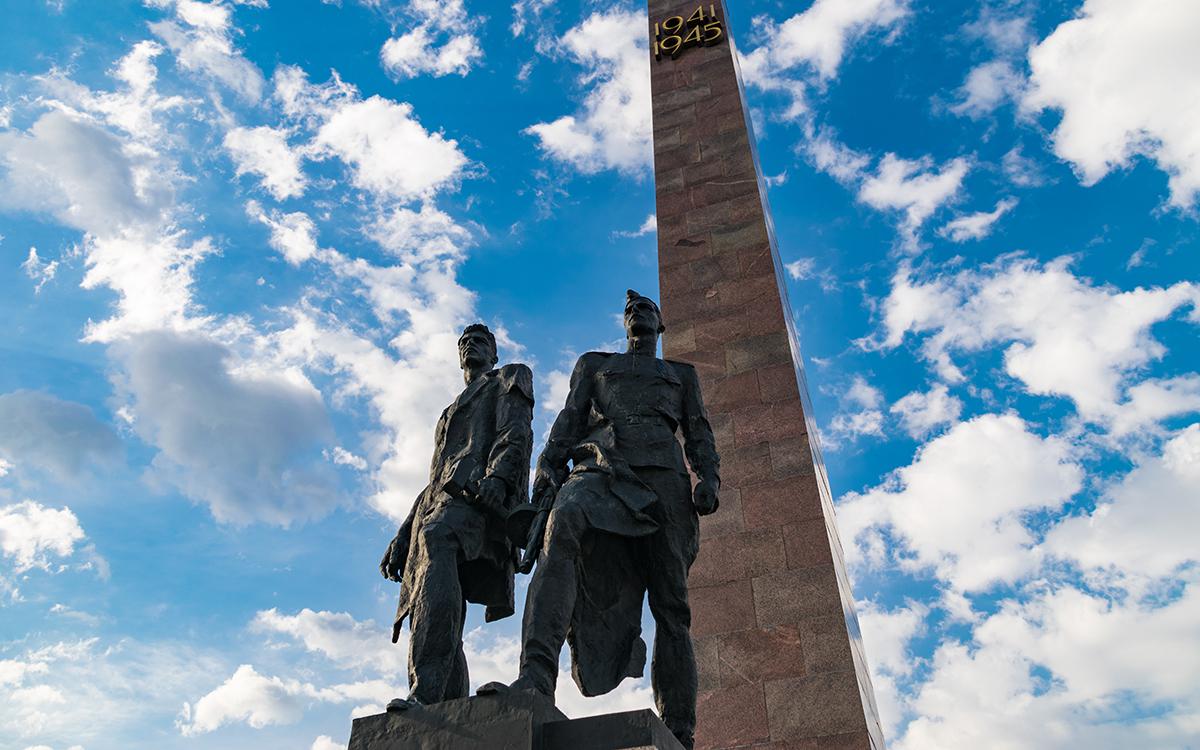 Монумент героическим защитникам Ленинграда