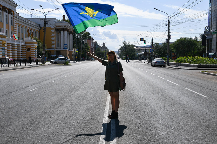 Чита. Горожанка на улице Ленина во время празднования Дня воздушно-десантных войск России