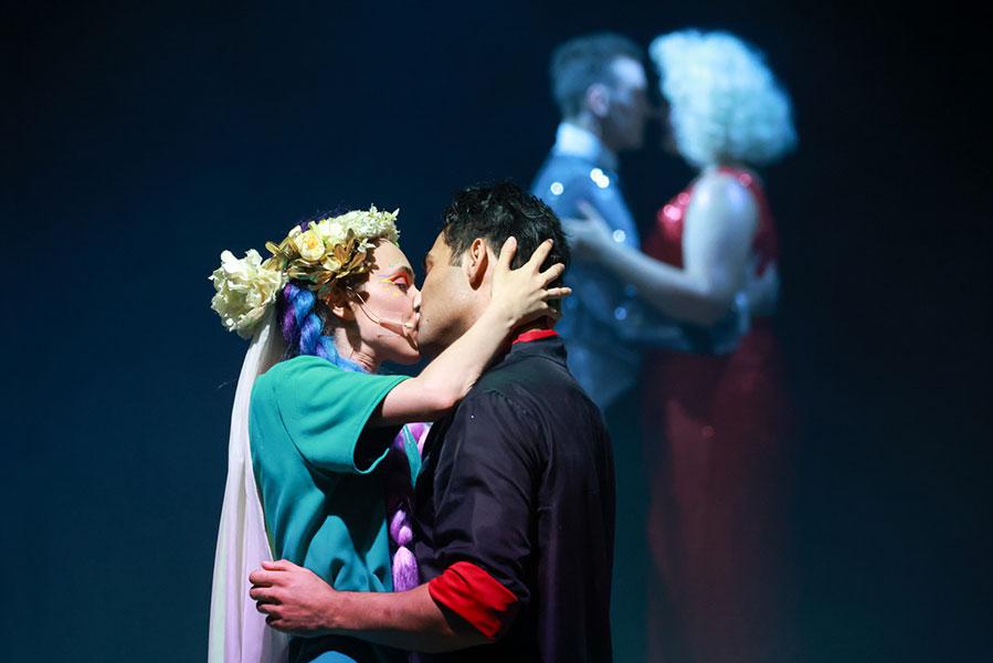 Шариф Абдул и Стася Милославская во время мюзикла &laquo;Крем&raquo; в театре Ермоловой, 2023 год